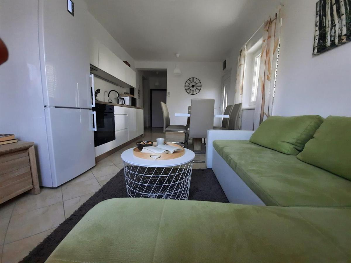 Apartments Adrijana Malinska Esterno foto